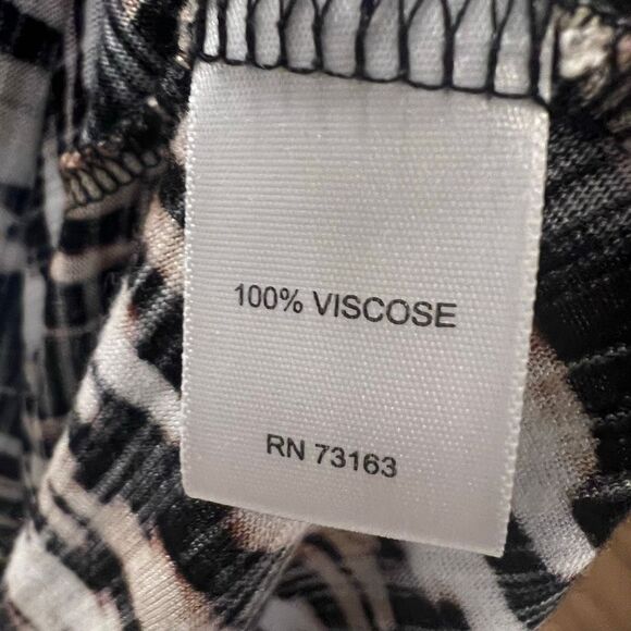 Cable & Gauge, Cold Shoulder Animal Print V-neck T-Shirt, Women’s Medium - Picture 4 of 8